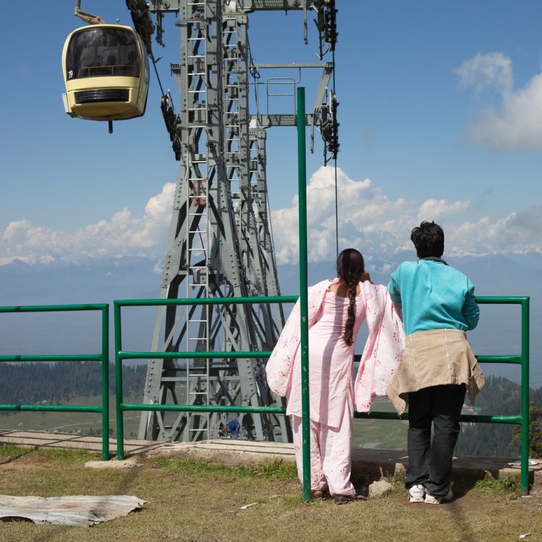 Couple de touristes admirant la vue depuis la gare intermédiaire de la télécabine