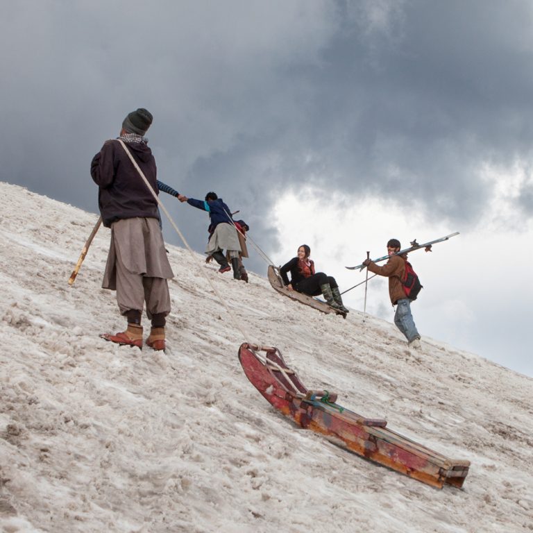 « Tireurs de luge » et touriste indienne sur le mont Apharwat
