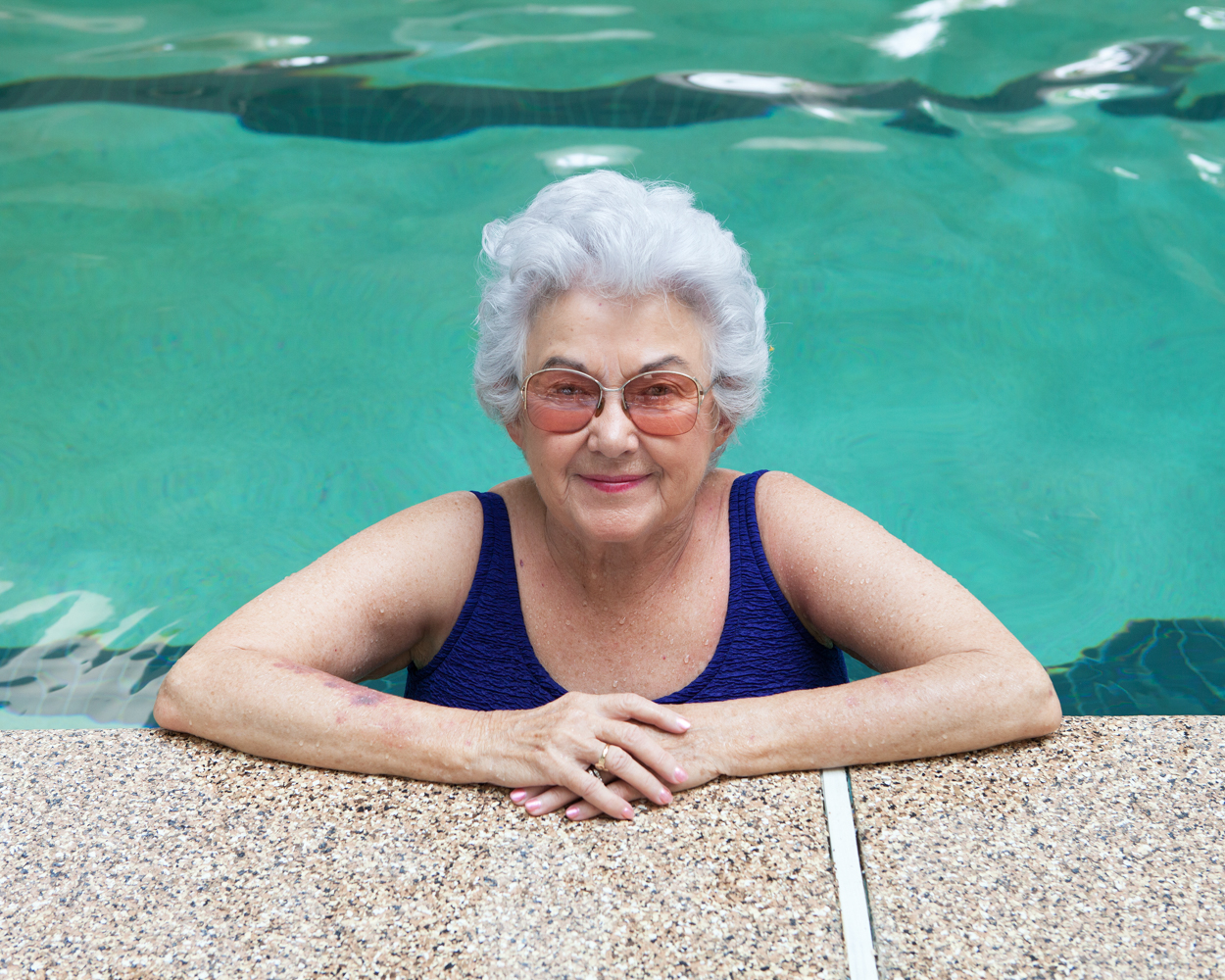 Benita Mc Ginn (81 ans) à la piscine du Beardsley recreation center, Sun City West Originaire du Missouri, Benita est arrivée à Sun City West en 1995. Entre parties de golf et sessions de marche en piscine, elle vit paisiblement ses vieux jours heureux.