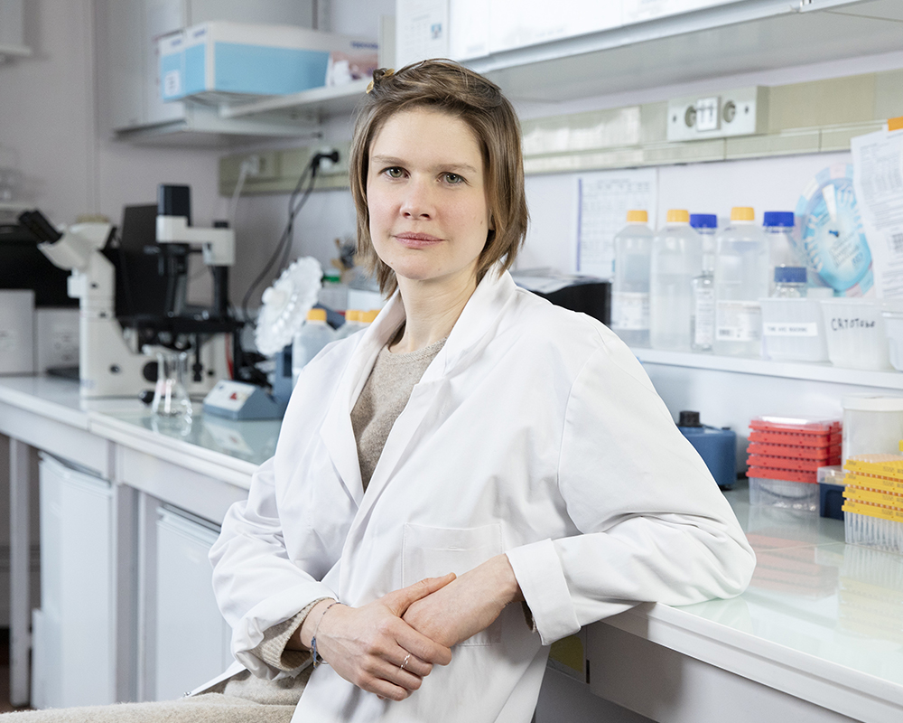 Portrait de Anne-Gaelle Goubet, chercheuse, Gustave Roussy, Fondation pour la Recherche Médicale. Photographie : Marion Gambin