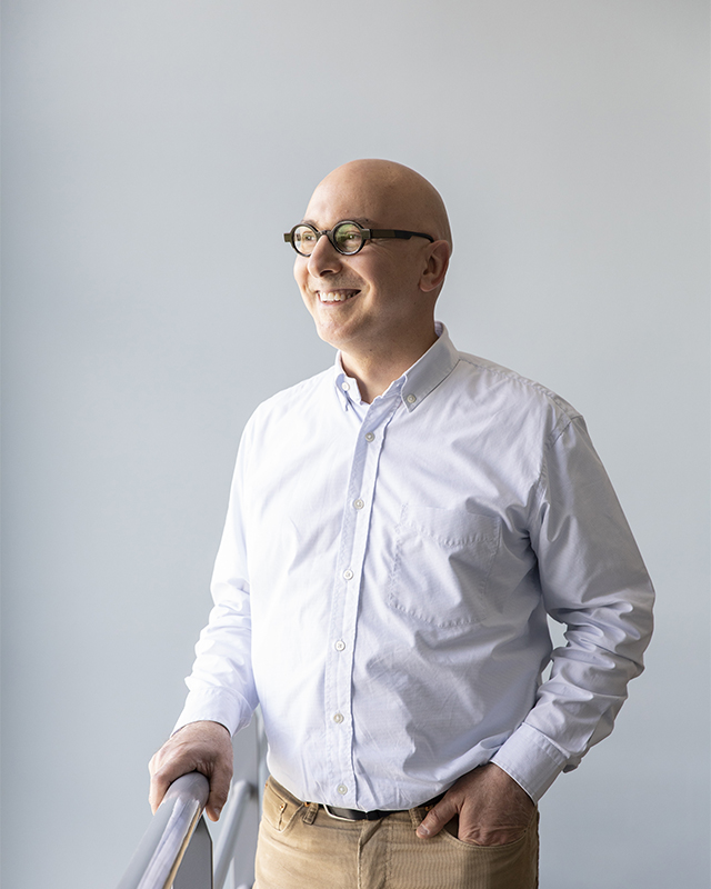 Portrait de Ronald Melki, chercheur, CEA, Fondation pour la Recherche Médicale. Photographie : Marion Gambin